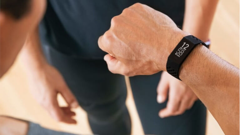 La Fitbit Charge 4 a la fâcheuse habitude de nous calculer bien plus de pas que l’on en a faits réellement. Fitbit Charge 4 podomètre