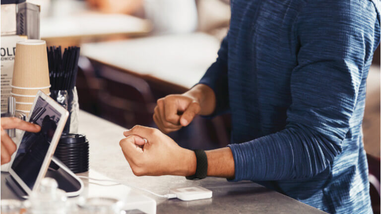 La Fitbit Charge 4 permet le paiement sans contact, mais ce n’est pas sans certaines limitations. Fitbit Pay paiement sans contact montre intelligente