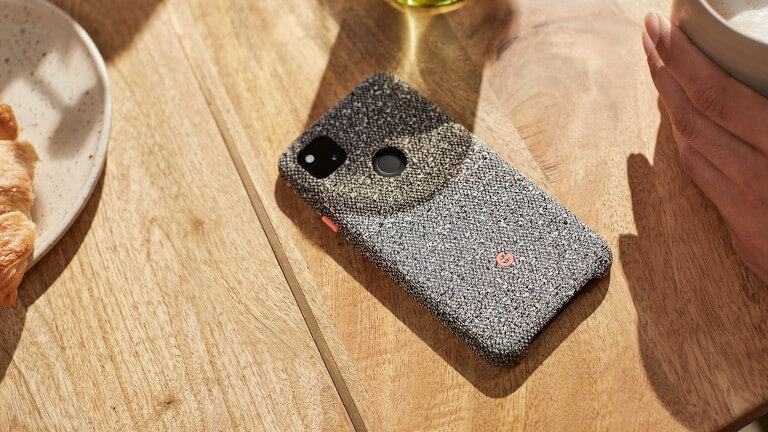 On peut munir le Pixel 4a d’un étui protecteur en tissu fait de matières recyclées. Gogole Pixel 4a étui protecteur tissu