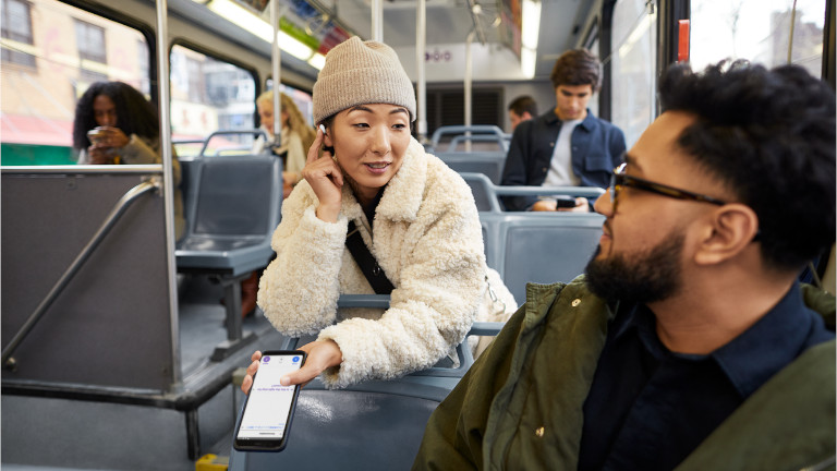 On peut obtenir Google Traduction dans nos oreilles avec les Pixel Buds. Google Pixel Buds traduction téléphone Android