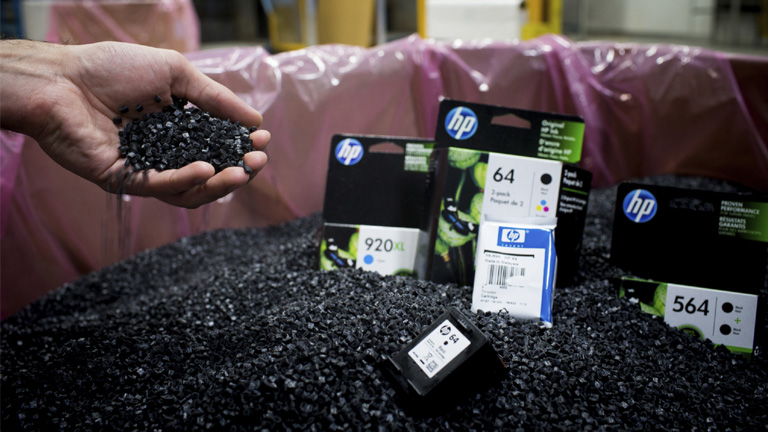 HP économise 20 000 tonnes de plastique neuf par année pour ses cartouches d’encre. HP cartouches encre plastique recyclé Groupe Lavergne