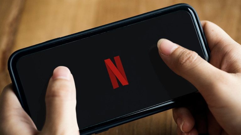 Netflix nous permet de faire un ménage dans les émissions et films à reprendre. Netflix telephone intelligent retirer émissions films liste reprendre
