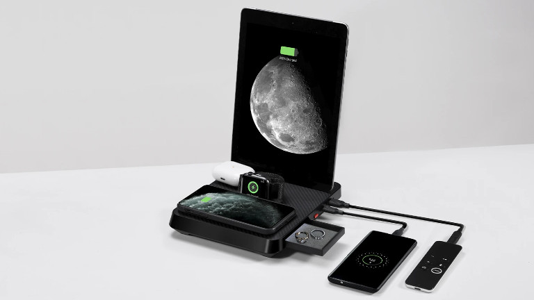 Rechargez tous vos appareils électroniques en même temps et au même endroit avec la base Air Omni. Pitaka Air Omni recharge iPhone iPad AirPods Apple Watch