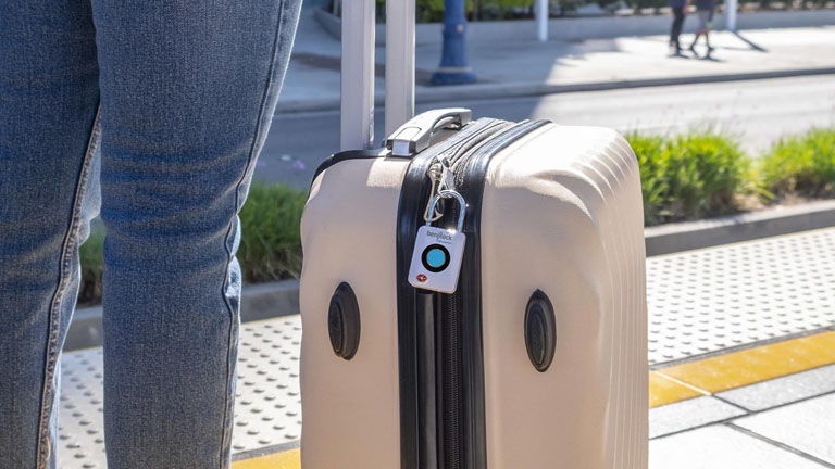 Le modèle TSA Fingerprint Padlock est idéal pour voyager. benjilock hampton cadenas technologie empreinte digitale rechargeable tsa voyage