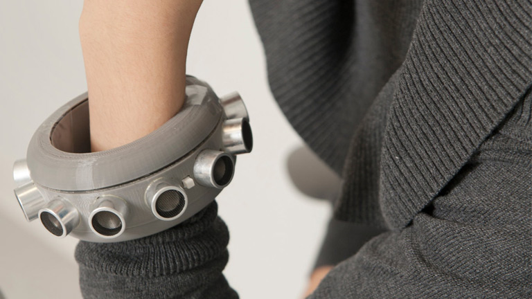 Avec ses 24 haut-parleurs, ce qui est surnommé comme le « bracelet du silence » est loin de passer inaperçu. Crédit : NY Times. bracelet silence anti micro