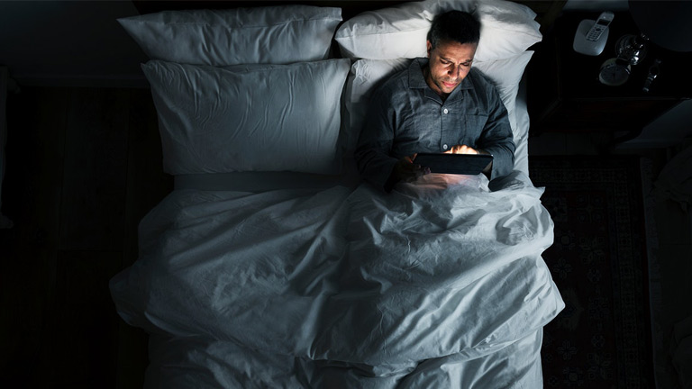 Le mode nuit semblait être la meilleure solution jusqu’ici pour contrer les effets de la lumière bleue. étude Université Manchester lumière bleue mode nuit