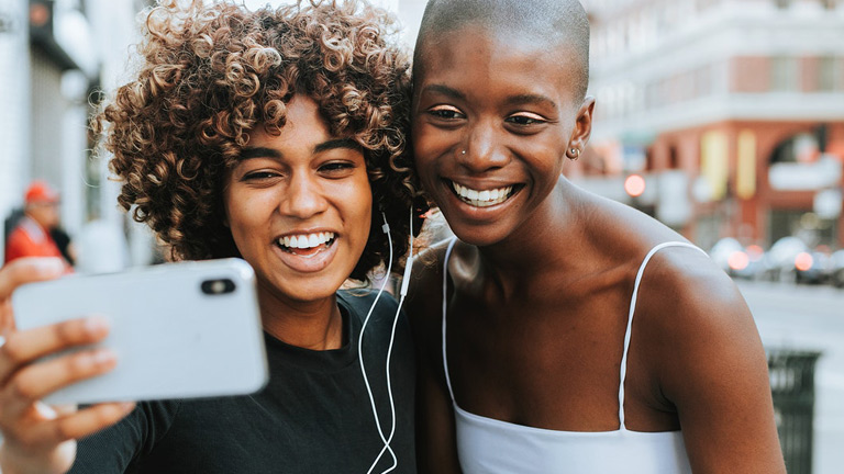 Plus besoin de devoir sacrifier un de nos deux écouteurs pour partager sa musique du moment. partage audio ecouteurs ios13 iphone ipad musique wireless
