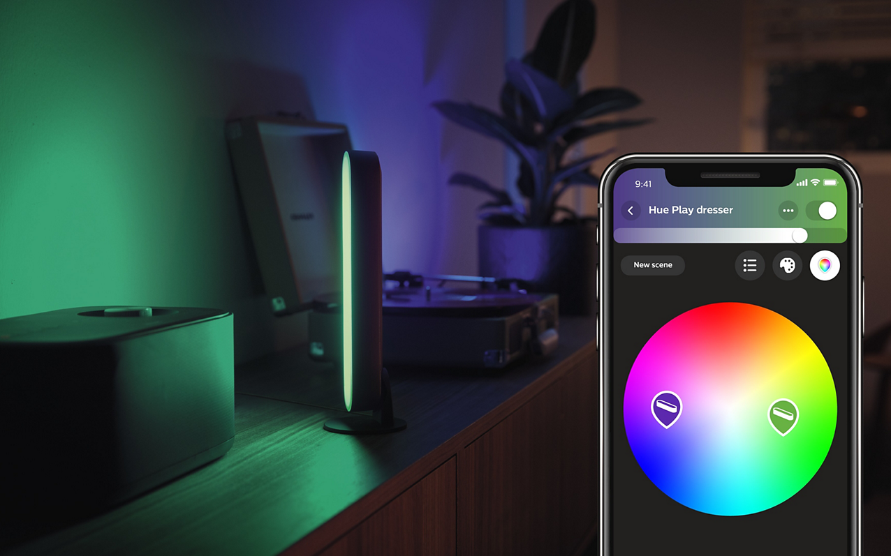 On peut contrôller les lumières intelligentes Philips Hue Play avec notre téléphone intelligent ou un assistant vocal. Philips Hue Play lumières intelligentes contrôle téléphone intelligent