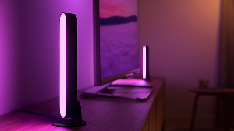 Les Philips Hue Play projettent des couleurs similaires à ce qui est affiché à l’écran. Philips Hue Play lumièeres intelligentes télévision