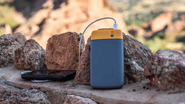 Les batteries de BioLite permettent de recharger tout un ensemble d'appareils électroniques. Les batteries de BioLite permettent de recharger tout un ensemble d'appareils électroniques.