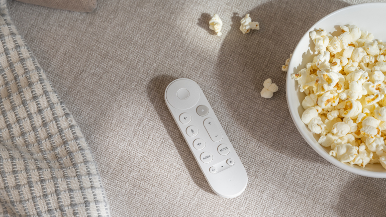 La télécommande du Google TV Streamer a été légèrement repensée. Télécommande du Google TV Streamer