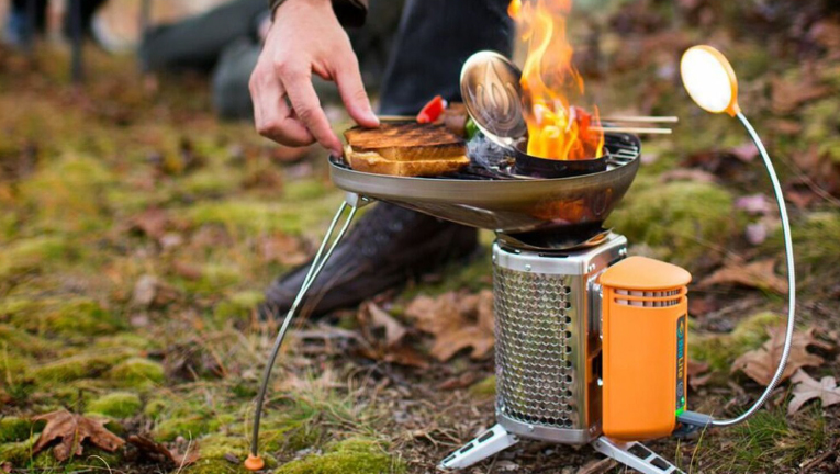 Le Portable Grill de Biolite, alimenté par la génératrice, permet de cuire pratiquement n’importe quoi.