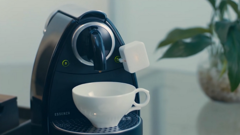 En un clic, on peut démarrer presque n'importe quel appareil de la maison, notamment notre machine à café. un clic switchbot machine à café