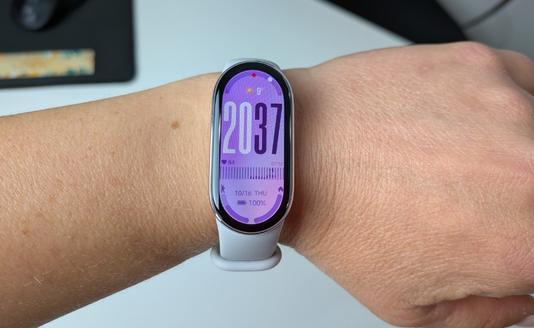 L'écran de 1,72 po est vraiment parfait pour les petits poignets.